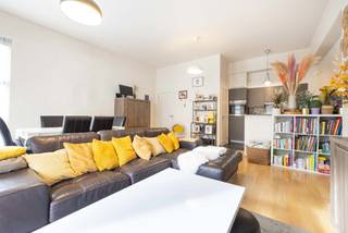 MOLENBEEK SAINT JEAN, à deux pas du Centre, découvrez cet agréable appartement situé au 1er étage d’un immeuble construit en 2012. Offrant ± 92...