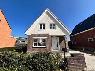 In het centrum van De Pinte vinden we deze gerenoveerde woning terug. Top gelegen nabij alle winkels en het station van De Pinte!