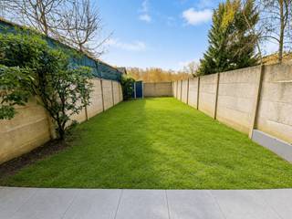 Instapklaar gelijkvloers appartement met grote tuin, EPC A en garage<br /><br />Een volledig gerenoveerd gelijkvloers appartement met een grote private tuin van ca. 92 m², een gezellig terras van ca. 15 m² én een uitstekende EPC-score A: dit is wonen zonder zorgen.<br /><br />Alles werd vernieuwd met oog voor comfort en energiezuinigheid. U geniet van een lichtrijke leefruimte, een gloednieuwe keuken met inductiekookplaat, vaatwasmachine, oven en microgolfoven, een ruime slaapkamer, een aparte wc en een praktische berging met aansluiting voor wasmachine en droogkast.<br /><br />De tuin is zonder inkijk en biedt alle ruimte om te ontspannen, te genieten of gezellig buiten te eten. Extra troef: er zijn ook nog 2 bijkomende kelderbergingen aanwezig.<br /><br />Dankzij de warmtepomp voor verwarming en de warmtepompboiler voor warm water, zonnewerende beglazing, ventilatiesysteem D en doorgedreven isolatie van wanden, vloer en dak woont u hier energiezuinig en toekomstgericht.<br /><br />Bij het appartement hoort een volledig gerenoveerde garage met nieuwe oprit en elektrische sectionaalpoort, verplicht bij aan te kopen voor €38.000.<br /><br />Vanaf prijs appartement gelijkvloers met tuin: €315.000<br />Garage verplicht bij aan te kopen: €38.000<br /><br />Appartement op de 1ste verdieping<br /><br />Het appartement op de 1ste verdieping beschikt over dezelfde kwalitatieve afwerking, inrichting en EPC A. Dit appartement heeft geen private tuin, maar biedt eveneens comfortabel en energiezuinig wonen. De verwarming en het sanitair warm water worden voorzien via een nieuwe condenserende gasketel, in combinatie met ventilatiesysteem C en geïsoleerde schildelen.<br /><br />Vanaf prijs appartement 1ste verdieping: €295.000<br /><br />Kijkdagen: donderdag 14/05, zaterdag 16/05 en zondag 17/05, telkens van 10u tot 13u.<br />Bieden kan tot maandag 25/05 om 12u.<br /><br />Een zeldzame combinatie van gelijkvloers wonen, grote tuin, EPC A en garage. Zeker een bezoek waard.