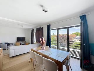 UCCLE : Dicht bij Churchill en alle voorzieningen, in de Rue Vanderkindere, duplex appartement met 2 slaapkamers van +/-112m² op de 3e...