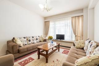 <h3><span>Ruim 2-slaapkamerappartement nabij Park Spoor Noord</span></h3><p><span>Dit op te frissen 2-slaapkamerappartement geniet van een uitstekende ligging in een bruisende buurt van Antwerpen, op een steenworp van Park Spoor Noord. Dit populaire stadspark biedt volop ruimte voor ontspanning, sport en recreatie en vormt een echte meerwaarde voor de omgeving.</span></p><p><span>Dankzij de centrale locatie bevinden winkels, scholen, restaurants en het openbaar vervoer zich op wandelafstand. Bovendien zorgen de vlotte verbindingen naar het stadscentrum en de belangrijkste invalswegen voor een uitstekende bereikbaarheid.</span></p><h2><span>Indeling</span></h2><ul><li><span>Centrale inkomhal die een vlotte toegang biedt tot alle ruimtes van het appartement.</span></li><li><span>Lichtrijke leefruimte met grote raampartijen en een aangename, open sfeer.</span></li><li><span>Volwaardige eerste slaapkamer van ca. 10 m², ideaal als slaapkamer, kinderkamer of bureau.</span></li><li><span>Apart gastentoilet.</span></li><li><span>Badkamer met lavabomeubel en douche in bad, klaar om naar eigen smaak te moderniseren.</span></li><li><span>Ruime tweede slaapkamer van ca. 15,5 m², perfect als master bedroom.</span></li><li><span>Praktische keuken voorzien van het nodige comfort en met rechtstreekse toegang tot het terras, waar je kan genieten van de buitenruimte.</span></li></ul>