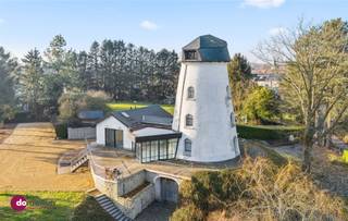 <p><span>Wonen in een stukje geschiedenis de Oude Korenmolen van Veltem</span></p><p><span>Op zoek naar een woning die écht anders is? Deze voormalige molen uit 1866 werd in 2015 volledig gerenoveerd door architect Stefan Soenens. Het resultaat: een unieke villa waar karakter en hedendaags wooncomfort perfect samenkomen.</span></p><p><span>Binnen valt meteen de hoogwaardige afwerking op. Epoxyvloeren, maatwerk in Corian en een indrukwekkende zwevende trap geven de woning een strakke, moderne toets, terwijl authentieke molenelementen subtiel verwijzen naar het verleden. Dankzij doordachte domotica en grote lichtstraten baden de ruimtes in natuurlijk licht.</span></p><p><span>De ruime leefkeuken met eethoek kijkt uit op het terras en de uitgestrekte tuin van maar liefst 47 are een plek waar rust en privacy centraal staan. Verder geniet je van een gezellige zithoek, een master bedroom met luxebadkamer en een polyvalente ruimte beneden met grote raampartijen en eigen badkamer. Ideaal als extra slaapkamers, hobbyruimte of werkplek.</span></p><p><span>En werken met uitzicht? Dat kan hier ook. Het bureau biedt een prachtig panoramisch zicht over Veltem-Beisem inspiratie gegarandeerd.</span></p><p><span>Deze oude korenmolen is geen gewone woning, maar een plek met een verhaal. Een unieke kans om te wonen in luxe, omringd door groen en karakter.</span></p><p><span> </span></p><p><span>Ben jij klaar om de stap te zetten naar jouw ultieme thuis? Maak vandaag nog een afspraak en ontdek zelf waarom dit de perfecte woning voor jou is!</span></p><p><span> </span></p><p><span>015 20 36 00 - info@domoxim.be </span></p><p><span> </span></p><p><span>domoXim. Waar dromen, thuis komen!</span></p><p><span> </span></p><p><span>Ook de waarde van je eigen woning kennen? Wij geven je graag advies.</span></p>