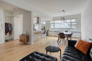 <p><span>Op een uitstekende locatie, in de gegeerde omgeving van de Jan Van Rijswijcklaan, bevindt zich dit prachtig, volledig gerenoveerd appartement (2019). Dankzij het mooie uitzicht op het park geniet je hier dagelijks van een groene en rustgevende omgeving, terwijl je toch vlak bij alle voorzieningen bent. Bij het appartement is verplicht een autostaanplaats aan te kopen voor  19.000.</span></p><p><span>Bij het binnenkomen word je meteen verwelkomd in de bijzonder ruime en lichtrijke leefruimte. De moderne, open witte keuken vormt het hart van de woning en is uitgerust met alle hedendaagse toestellen. Een ideale plek om te koken, te genieten en gasten te ontvangen.</span></p><p><span>Het appartement beschikt over twee comfortabele slaapkamers. De tweede slaapkamer biedt rechtstreeks toegang tot een gezellig terras aan de achterzijde, waar je in alle privacy en rust kunnen ontspannen.</span></p><p><span>De luxueuze badkamer straalt pure wellness uit en is voorzien van een ruime inloopdouche en een stijlvolle afwerking. Daarnaast is er een apart gastentoilet en een praktische wasplaats die extra comfort biedt.</span></p><p><span>Als extra troeven beschikt het appartement over een privatieve kelderberging en een handige fietsenstalling in de garage.</span></p><p><span>Een instapklaar appartement waar ruimte, comfort en een uitstekende ligging perfect samenkomen. Ideaal voor wie op zoek is naar een stijlvolle thuis op één van de mooiste locaties van Antwerpen.</span></p><p><span>Bij het appartement hoort een kelder en een plek in de garage om fietsen te stallen.</span></p><p><span> </span></p><p><span>Bijzonderheden:</span></p><p><span>EPC Energielabel B - 122 kwh/(m² jaar)</span></p><p><span>Overal dubbele beglazing met PVC kader</span></p><p><span>CV is gemeenschappelijk op gas</span></p><p><span>Vaste kosten:  200/maand (inbegrepen: water, lift, syndicus, blokpolis, reservefonds)</span></p><p><span>P-score: A</span></p><p><span>G-score: A</span></p>