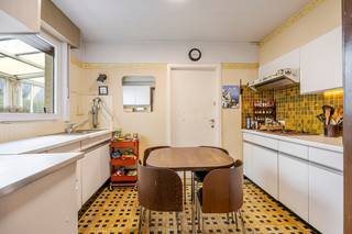 KARAKTERVOLLE verder te renoveren HALF-OPEN WONING, op een grondoppervlakte van 332 m², PRAKTISCHE &amp; MOOIE LIGGING. Ruim ingedeeld, gelegen vlakbij de Maalse Steenweg met alle winkels, scholen, Veltembos, Interbad,... Op het gelijkvloers: inkom, kelder, grote leefruimte, keuken, berging en doucheruimte. Op het verdiep: 4 volwaardige slaapkamers en badkamer. Leuke ZONNIGE TUIN met berging/ GARAGE. Nieuwe RAMEN, rolluiken, NIEUW GEISOLEERD DAK, betongewelven, GOEDGEKEURDE ELEKTRICITEIT, ZONNEPANELEN &amp; THUISBATTERIJ. De ligging, de tuin, 4 slpks, deze woonst is bijna klaar voor een nieuw gezin! EPC 365 kWh/m² UC3807256