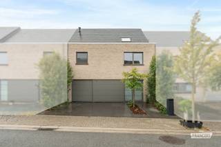 In Zottegem, op wandel- en fietsafstand van het centrum, scholen en winkels, bevindt zich deze recente gezinswoning uit 2015. Ruimte, licht en hedendaags wooncomfort staan hier centraal. Dankzij de kindvriendelijke ligging, vier slaapkamers en aangename tuin is deze woning de ideale thuis voor iedereen.<br /><br />De inkomhal met vestiaire en gastentoilet geeft toegang tot de lichtrijke, open leefruimte met zithoek, eetplaats en volledig uitgeruste keuken. Grote raampartijen zorgen voor een mooie verbinding met de gezellige, private tuin en het terras met zonneluifel. Aansluitend bevinden zich een praktische berging en de inpandige garage. Ook de ruime oprit biedt extra parkeergelegenheid.<br /><br />Op de eerste verdieping zijn er drie slaapkamers, waarvan één met aansluitende dressing. Verder beschikt deze verdieping over een riante badkamer met inloopdouche, ligbad en wastafel, evenals een afzonderlijk nachttoilet en extra dressingkamer. De tweede verdieping omvat een ruime vierde slaapkamer en een praktische bergzolder. Als extra pluspunt kan de zolder ook nog opgedeeld worden in twee aparte kamers waardoor de woning 5 mooie slaapkamers kan aanbieden.<br /><br />Met 21 zonnepanelen, airco en EPC-label A combineert deze woning royaal wooncomfort met een bijzonder laag energieverbruik.<br /><br />Interesse? Neem gerust contact op voor meer informatie of een bezoek.<br /><br />Denk je eraan jouw woning te verkopen? Contacteer Stefanie via stefanie@immofrancois.be voor een gratis waardebepaling.<br /><br />
