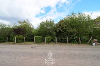 Perceel bouwgrond voor open bebouwing van 10a 96ca.Het perceel grond is niet gelegen in een goedgekeurde verkaveling waardoor er dus geen vaste...