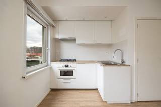<p><span>Wonen in een rustige, residentiële buurt met het park om de hoek?  Dit fris gerenoveerde appartement met open keuken, lichtrijke ruimtes en moderne afwerking ligt op de eerste verdieping van een klein gebouw vlakbij het vernieuwde Park van Eden. </span></p><p><span> </span></p><p><span>Licht, luchtig en instapklaar</span></p><p><span>Je betreedt het appartement via gemeenschappelijke inkomhal. Binnenin valt meteen de warme LVT-parketvloer op, die doorloopt van de leefruimte tot in de slaapkamer.  De gezellige living met open keuken baadt in het licht, dankzij de grote ramen die zorgen voor een aangename, luchtige sfeer. De keuken is compact maar compleet: voorzien van een gasvuur met 4 pitten, dampkap, combi-oven en 1,5 spoelbak — ideaal om alles bij de hand te hebben.</span></p><p><span>De slaapkamer bevindt zich achteraan en sluit aan op een handige berging met vernieuwde combi-ketel en ruimte voor proviand of schoonmaakmateriaal.  De aansluitende badkamer is volledig betegelde, fris en functioneel ingericht.  Ze is voorzien van een ruime douchecabine, lavabomeubel, spiegelkast met verlichting, toilet en aansluitingen voor was- en droogmachine. Ook hier zorgt een raam voor natuurlijke verluchting én licht.</span></p><p><span> </span></p><p><span>Wonen in een rustige en groene omgeving</span></p><p><span>De locatie scoort op rust én bereikbaarheid. Je woont hier in een kalme, residentiële buurt in Wilrijk, vlak bij verbindingswegen en op wandelafstand van het vernieuwde Park van Eden.  Winkels, openbaar vervoer en uitvalswegen zijn in de directe omgeving.</span></p><p><span> </span></p>