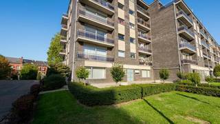 Bent u op zoek naar een comfortabel en instapklaar appartement op een uitstekende locatie? Dit aantrekkelijke appartement met 2 slaapkamers, gelegen in de rustige en aangename Vlinderstraat te Hasselt, biedt het allemaal.<br /><br />Indeling:<br /><br />Verdiep +2:<br /><br />- inkomhal<br />- woonkamer<br />- keuken<br />- 2 slaapkamers<br />- toilet<br />- badkamer<br />- 2 terrassen<br /><br />Verdiep -1:<br /><br />- kelderberging<br /><br />Extra info:<br /><br />- EPC label: B <br />- bewoonbare oppervlakte: +/- 112m²<br />- voorschot verwarming: 70,00 euro/maand<br />- voorschot algemene kosten: 70,00 euro/maand<br /><br />De snelste manier om een bezoek te brengen aan dit appartement? Vraag je bezoek aan via de rode knop op onze website (www.dewaele.com).<br /><br />Telefonisch kunnen er geen afspraken gemaakt worden. Bij andere vragen kun je ons telefonisch contacteren via 011 30 50 50.<br /><br />Tot binnenkort