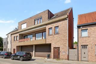 Ben je op zoek naar een ruim appartement met maar liefst 4 slaapkamers op een centrale ligging? Dan is deze duplex in Melsele zeker een bezoek waard. Met een bewoonbare oppervlakte van maar liefst 171 m², een groot terras, balkon en een garagebox inbegrepen in de vraagprijs, biedt dit appartement bijzonder veel ruimte en mogelijkheden.<br /><br />Je komt binnen via de inkomhal, waarna je op de eerste verdieping terechtkomt. Hier bevindt zich een zeer ruime leefruimte met voldoende plaats voor een ruime zithoek en eetplaats. Aan de straatzijde is er een aangenaam balkon aanwezig. Aansluitend vind je de ingerichte keuken, die toegang geeft tot een mooi terras. Verder is er op deze verdieping nog een apart toilet en een praktische berging.<br /><br />Op de tweede verdieping bevindt zich een ruime nachthal met toegang tot 4 slaapkamers. Verder is er nog een badkamer en een extra berging.<br /><br />Een grote troef is de garagebox om de hoek in de Gaverlandwegel, die inbegrepen is in de vraagprijs.<br /><br />Het appartement beschikt momenteel over een EPC-label E. Volgens het EPC kan een C-label worden bekomen door enkel de huidige niet-condenserende gasketel te vervangen door een recente condenserende ketel die enkel instaat voor de centrale verwarming.<br /><br />Een ruime duplex met heel wat potentieel, ideaal voor gezinnen die veel leefruimte zoeken op een centrale ligging in Melsele.<br /><br />Contacteer ons via 052 46 38 03 voor meer informatie of een bezoek.