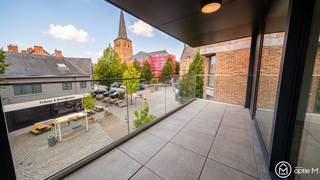 Welkom in residentie ’t Streutje, een kleinschalig project in het hart van Diepenbeek, tegenover het gemeentehuis en het Marktplein. Winkels, horeca en alle dagelijkse voorzieningen bevinden zich op wandelafstand.<br /><br />Dit appartement op de tweede verdieping beschikt over een inkomhal met gastentoilet, een ruime leefruimte met open keuken en berging, drie slaapkamers, twee badkamers en een zonnig terras.<br />Daarnaast geniet je van modern wooncomfort dankzij vloerverwarming, ventilatiesysteem D en privé zonnepanelen. Twee privé parkeerplaatsen en twee buitenbergingen zijn inbegrepen.<br /><br /><strong>Troeven</strong>:
<ul>
<li>Centrale ligging in hartje Diepenbeek</li>
<li>3 slaapkamers</li>
<li>2 badkamers</li>
<li>Ruim terras</li>
<li>Privé parkeerplaats en buitenberging</li>
</ul>
Plan vandaag nog je bezoek en ervaar zelf het comfort van dit ruime appartement in Diepenbeek. Stel je kandidaat via onze website via de knop "ik ben kandidaat". <br /><br />Wil je weten wat jouw woning waard is? Contacteer ons via info@optie-m.be