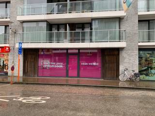 In het hartje van Deinze, in de winkelstraat, vindt u deze nieuwbouw handelsruimte.Deze handelsruimte met zijn 270m² biedt vele mogelijkheden en...