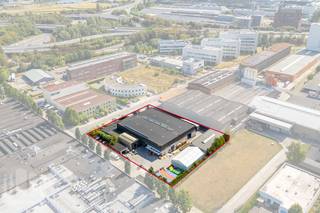 Fantastisch gelegen bedrijfsgebouw te huur bestaande uit magazijn gecombineerd met kantoorruimte in Zwijnaarde. Op slechts 5 minuten van de <strong>R4</strong>, met een zeer vlotte verbinding naar de<strong> verkeerswisselaar E17-E40</strong>. Dankzij deze strategische ligging zijn steden zoals Gent, Antwerpen, Kortrijk en Brussel uitstekend bereikbaar.<br /><br />Dit multifunctioneel pand heeft een magazijnruimte met een oppervlakte van 1.686 m² en een <strong>7 meter vrije hoogte</strong>. De ruimte beschikt over <strong>5 sectionale poorten</strong>, een polybetonvloer, lichtstraat met rookluik en automatisch LED-verlichting. Daarnaast is er een kantoor aanwezig van 360 m², waarvan een open space gecombineerd met individuele burelen, met een kitchenette en sanitaire voorziening. De site is bovendien voorzien van een 1.625 m² <strong>afgesloten buitenterrein</strong> met poort en <strong>20 parkeerplaatsen</strong>. Tevens is er nog een bijgebouw met 3 sectionaalpoorten op de site en de mogelijkheid tot overname van de tentstructuur.<br /><br />Heeft u interesse of wenst u graag meer details over dit aanbod? Neem contact op met <strong>Giel PANORAMA B2B</strong> voor meer info, plannen of een vrijblijvend plaatsbezoek via <strong>0477 02 09 02</strong>.