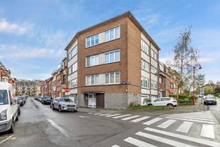 <p>Voor meer info of bezoek, bel 02 884 23 23 - Dit <strong>charmante appartement met twee slaapkamers</strong> is ideaal gelegen in Sint-Agatha-Berchem, op wandelafstand van alle voorzieningen. Bij het betreden van het appartement komt u terecht in <strong>een ruime inkomhal, </strong>die toegang geeft tot de lichtrijke leefruimte en aparte keuken. Verder beschikt het appartement over <strong>twee comfortabele slaapkamers</strong>. De badkamer is praktisch ingericht en voorzien van een inloopdouche. Daarnaast is er een apart toilet aanwezig. Een extra troef is<strong> de garagebox (optioneel aan te kopen aan 25.000€) </strong>en de 2 kelders. Dankzij de centrale ligging bevinden winkels, openbaar vervoer, scholen en belangrijke verbindingswegen zich allemaal op wandelafstand, wat dit appartement bijzonder aantrekkelijk maakt voor zowel eigen bewoning als investering.</p><p>Stedenbouwkundige inlichtingen in aanvraag.</p>