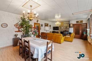 Dit uitzonderlijk ruim appartement met 3 slaapkamers en een zolder van maar liefst 125 m2 is uniek in zijn prijsklasse en gelegen in een rustige...