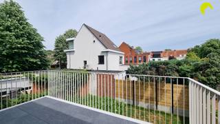 <p><span>In centrum Mortsel, in een rustige straat, wordt deze kleinschalige residentie opgeleverd.</span></p><p><span> </span></p><p><span>De 4 appartementen zijn voorzien van de nieuwste technieken:</span></p><p><span>- Warmtepomp met vloerverwarming</span></p><p><span>- Individuele zonnepanelen</span></p><p><span>- BEN - appartementen (bijna energie neutraal)</span></p><p><span>- Ventilatie met warmterecuperatie (D-systeem)</span></p><p><span> </span></p><p><span>Ieder appartement heeft een eigen terras en fietsenparking. Het gelijkvloerse appartement beschikt over een tuin en autostaanplaats.</span></p><p><span> </span></p><p><span>In de gemeenschappelijke kelderverdieping, zijn er ruime bergingen beschikbaar.</span></p><p><span>De prijs omvat een volledig afgewerkt appartement, voorzien van een comfortabele afwerking.</span></p><p><span> </span></p><p><span>Het gebouw is volledig klaar. Het appartement is beschikbaar bij akte.</span></p><p><span>De prijzen zijn exclusief de gebruikelijke kosten (btw, registratierechten, aktekosten, nutsvoorzieningen,...)</span></p><p><span> </span></p><p><span>Voor meer info of een bezoek er plaatste bel 03/449.42.41 of surf naar www.habicom.be</span></p><p><span> </span></p>