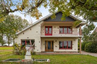 Deze statige, maar te renoveren open bebouwing is gelegen op een perceel van 13a13ca en bevindt zich op de grens van agrarisch gebied, wat zorgt voor een prachtig groen en open uitzicht. De woning beschikt over een functionele indeling met heel wat potentieel. Op het gelijkvloers vinden we de inkomhal, een leefruimte, keuken, berging, badkamer en een eerste slaapkamer, wat deze woning ook geschikt maakt voor wie graag gelijkvloers woont. Op de eerste verdieping geeft de ruime overloop toegang tot drie bijkomende slaapkamers én een extra zolderkamer die kan worden ingericht als hobbyruimte, bureau of vijfde slaapkamer. Buiten vinden we een aparte garage waar de wagen veilig en droog kan worden gestald. Dankzij de centrale ligging, de grote bewoonbare oppervlakte en het uitzicht op achterliggend groen is deze woning een ideale opportuniteit voor wie op zoek is naar ruimte en rust, en bereid is om van deze solide basis een echte thuis te maken.