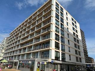 Deze supergezellige penthouse is gelegen in res. Los Angeles en werd circa twee jaar terug volledig gerenoveerd. Nieuwe ramen , vloeren geïsoleerd zoals bij nieuwbouw , overal mooie en onderhoudsvriendelijke stoneparket, alles nieuw gepleisterd, overal nieuwe leidingen en nieuwe radiatoren. Ook nieuwe keuken , nieuw toiletruimte , nieuwe badkamer., nieuwe slaaphoek , nieuwe slaapkamer en nieuwe berging voor wasmachine en droogkast . Let ook op de dure steeldoordeuren. Ook is het pand uitgerust met anti-diefstaldeur . Hier zit je veilig binnen en komt niemand ongewenst binnen <br /><br /><br />Andere weetjes : gemeenschappelijke fietsenberging en mogelijkheid van schaarse parking in deze residentie. Penthouse is tevens rolstoeltoegankelijk , ook de liften werden hier al vernieuwd. <br /><br /><br />Pand is gelegen aan de Zonnezijde van de residentie en via centrale inkom beneden bereikt u zo het stand . Residentie Los Angeles ligt aan het verkeersvrije Strandplein en hier is een mooi strand en je bent overal dichtbij. . <br /><br /><br />Uiterst geschikt voor belegger, tweede verblijver of vaste verblijver . Is zeer goed en kwalitatief gerenoveerd ! Dak onder terras is ook vernieuwd en reeds geïsoleerd ten behoeve van onderbuur. <br /><br />Ook geen last van de normaliter geplande gevelwerken aan de voorgevel waar men geen zicht meer zal hebben van juni ot september (verwijdering betonrot en reno terrassen).