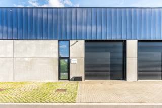 Deze ruime en polyvalente KMO-unit (unit 12) met een oppervlakte van 253 m² is ideaal voor diverse professionele activiteiten zoals opslag,...