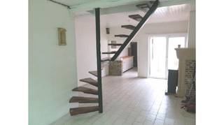 <strong>Comfortabele woning </strong>met<strong> 2 slaapkamers ( mogelijks 3 ) </strong>en <strong>TERRAS </strong>heeft een ideale ligging in het <strong>centrum van Brugge</strong>, dichtbij de <strong>Potterierei</strong>.<br />Ideaal voor wie een aangename en lichtrijke woongelegenheid zoekt in de Brugse binnenstad.<br />+ Conforme keuring elektriciteit!<br />+ Energielabel C!<br />+ Uitstekende Mobiscore 9,2 op 10!<br />+ Geen renovatieplicht!<br />+ Mogelijks 3e slaapkamer!<br />+ Conformiteitsattest aanwezig!<br />+ Thans verhuurd, dus ook interessant als vastgoedinvestering!<br /><br />Omvat een inkom, living, keuken, ruim terras, berging met voorziening wasmachine, 2 slaapkamers, badkamer met wastafel, inloopdouche en toilet, berging, zolder ( mogelijks 3e slaapkamer).<br />Gvg,Wche,Gmo,Gvkr,Gvv<br />P-score=A G-score=A<br />#vastgoedinvestering #brugge #leukwonen<br /><br />Bruikbare vloeroppervlakte: 112 m²<br />Totale oppervlakte: 59 m²