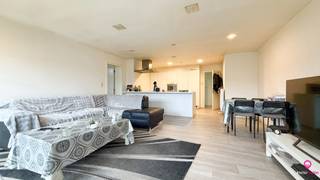 Bij ImmoFusion 7/7 “open huis” : klik op onze 3D-TOUR.<br />Ervaar vastgoed alsof je er zelf doorloopt!<br /><br />In een kleinschalige residentie bestaande uit slechts twee appartementen bevindt zich dit volledig vernieuwde appartement op de eerste verdieping in Heusden. Dankzij de grondige renovatie in 2012 is deze appartement volledig instapklaar en geldt er geen renovatieplicht.<br /><br />Bij het binnenkomen betreedt u de inkomhal, die leidt naar de ruime en lichtrijke leefruimte. De woonkamer beschikt over grote ramen die zorgen voor een overvloed aan natuurlijke lichtinval en een aangenaam open gevoel.<br /><br />Aansluitend bevindt zich de moderne keuken met kookeiland — ideaal voor wie houdt van gezelligheid en praktisch comfort.<br /><br />Het appartement beschikt over twee slaapkamers. Eén slaapkamer is toegankelijk via de woonkamer, terwijl de tweede slaapkamer zich achteraan het appartement bevindt en bereikbaar is via de keuken.<br /><br />Verder is er een praktische berging, een badkamer met ligbad en toegang tot het terras via de berging. Op het terras kunt u in alle rust genieten van frisse lucht en het mooie weer.<br /><br />Pluspunten:<br />- Volledig vernieuwd in 2012<br />- Geen renovatieplicht<br />- Twee slaapkamers<br />- Grote ramen met veel lichtinval<br />- Moderne keuken met eiland<br />- Terras in alle rust<br />- Ventilatie C en D<br /><br /><span>Maatregelen opgenomen in het Maatregelenregister: nee</span><br /><br />Voor een bezichtiging ter plaatse of meer info, bel ons op 078/78.78.70, of kom gewoon binnen op ons kantoor, steeds welkom!