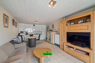 Instapklaar éénslaapkamerappartement met ruim terras en open zicht – topligging in Mariakerke (Oostende)<br /><br />Bent u op zoek naar een verzorgd en instapklaar appartement aan de kust? Dit lichtrijke éénslaapkamerappartement op de Derbylaan 7 in Mariakerke (Oostende) biedt alles wat u nodig heeft voor comfortabel wonen of een ideale tweede verblijfplaats.<br /><br />Bij het binnenkomen wordt u verwelkomd in een aangename woonkamer met open keuken, die zich in goede staat bevindt en perfect aansluit bij het hedendaagse wooncomfort. De grote raampartijen zorgen voor veel natuurlijk licht en geven toegang tot het ruime terras, waar u geniet van een open zicht en de rust van de omgeving.<br /><br />Het appartement beschikt over een ruime slaapkamer en een comfortabele, goed uitgeruste badkamer. De praktische indeling en verzorgde afwerking maken dat u hier zonder zorgen meteen kunt intrekken.<br /><br />Daarnaast geniet u van een zeer gunstige ligging in Mariakerke, op korte afstand van zee, winkels, openbaar vervoer en alle nodige voorzieningen.<br /><br />