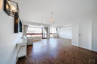Contact et visites : Mattia Di Pisa – 0484 64 96 68 mattia.dipisa@weinvest.be  Appartement 3 chambres avec balcons et garage à Charleroi  Situé Boulevard Solvay 15, boîte 4/C à Charleroi (6000), cet appartement d’environ 115 m² dispose de trois chambres, de deux balcons et d’un garage intérieur.  Il se compose d’un espace de vie, d’une cuisine entièrement équipée, de trois chambres et d’une salle de douche. Deux chambres disposent chacune d’une douche et d’un évier privatifs.  La configuration de l’appartement permet également d’envisager l’aménagement d’une quatrième chambre, sous réserve de faisabilité.  Le bien bénéficie d’un chauffage central au gaz, de châssis en double vitrage et d’une installation électrique conforme.  Informations techniques :  Superficie d’environ 115 m²  3 chambres  2 chambres avec douche et évier privatifs  1 salle de douche supplémentaire  Possibilité d’aménager une 4ᵉ chambre  Cuisine entièrement équipée  2 balcons  Garage intérieur  Chauffage central au gaz  Châssis double vitrage  Installation électrique conforme  PEB : C  Charges communes : 236 €/mois, comprenant l’eau, le gaz, les charges communes et les frais de copropriété  Cet appartement conviendra aussi bien à une occupation personnelle qu’à un projet d’investissement, grâce à sa superficie et à la possibilité d’adapter les espaces.  Contact et visites : Mattia Di Pisa – 0484 64 96 68 mattia.dipisa@weinvest.be  Descriptif à titre indicatif et non contractuel, sous réserve d’inexactitudes.