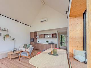 Op zoek naar een tweede verblijf of investeringsvastgoed met verhuurpotentieel te Koksijde/Oostduinkerke vlakbij natuurgebied de Doornpanne? Kom dan deze unieke en duurzame vakantiewoning met 2 slaapkamers ontdekken.<br />De woningen omvatten een gezellige leefruimte met open, ingerichte keuken. Dankzij het grote schuifraam en het knusse zitraam geniet je hier van een prachtig open zicht en overvloedige lichtinval. De woning beschikt verder over een apart gastentoilet, een moderne badkamer met douche, lavabo en geïntegreerde technische ruimte, een slaapkamer op het gelijkvloers en een ruime slaapkamer op de verdieping.<br /><br />Unieke pluspunten zijn: zonnig terras, privatieve berging, lucht/lucht warmtepomp in combinatie met zonnepanelen, energieprestatie (EPB): A, privatieve autostaanplaats op het domein mogelijk, gemeenschappelijke fietsenberging.<br /><br />Verkoop onder BTW-stelsel. Deze woning is onmiddellijk beschikbaar – contacteer ons vandaag nog voor een bezoek of meer info over het verhuurrendement.<br /><br />Neem voorsprong met een vrijblijvende en gratis schatting van uw eigendom via:<br />http://www.residentievastgoed.be/gratisonlineschatten