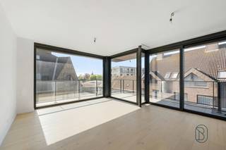 Te koop: Penthouse met prachtig terras op topligging in Waregem

Op de hoek van de Holstraat en de Guido Gezellestraat in Waregem bevindt zich Residentie Vignoble, een kleinschalig en kwalitatief nieuwbouwproject met 5 appartementen en 1 handelsruimte. 

Wat maakt dit project uniek?
De appartementen werden ontworpen door Embo architecten met oog voor duurzaamheid en wooncomfort. Elk appartement is uitgerust met warmtepompen en vloerverwarming, grote raampartijen en parketvloeren. 

Indeling: apart toilet, technische ruimte, extra berging, badkamer, 2 slaapkamers en leefruimte met open keuken. Terras aan de leefruimte + bijkomend terras. 

Een bijkomende troef is de mogelijkheid tot aankoop aan 6% BTW. Mogelijkheid tot aankopen staanplaats. 

Voor wie is dit ideaal?
Ideaal voor mensen die op zoek zijn naar een duurzaam en modern appartement op een toplocatie in Waregem.

Te koop via Immo Beguin, jouw vastgoedexpert sinds 2009, met kantoren in Ronse, Waregem, Kortrijk, Deinze, Doornik en Lessines.
Meer info of bezoek via emiel@immobeguin.be