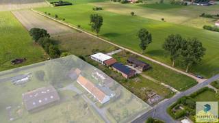 Uniek landelijk gelegen perceel grond met stedenbouwkundige bestemming agrarisch gebied en met een totale grondoppervlakte van 6790m².<br />Op het perceel bevinden zich een gesloopte woning, een deels vernieuwde stal en een nog te vernieuwen schuur en bijgebouw. <br />De eigendom geniet van een rustige ligging te midden van uitgestrekte velden en een open landschap, ideaal voor wie houdt van natuur en sereniteit.<br /><br />BELANGRIJKE INFO: <br />Er kan hier geen nieuwe particuliere zonevreemde woning meer opgericht worden.<br />Enkel in het kader van een actief landbouwbedrijf of para-agrarisch bedrijf kan hier nog een woongelegenheid horende bij de landbouwuitbating opgericht worden.<br /><br />Contacteer PERSPECTIEF VASTGOED – 7 op 7 bereikbaar – voor meer informatie of een bezoek.<br />Bel 050/550.750 of mail naar info@perspectiefvastgoed.be.<br /><br />