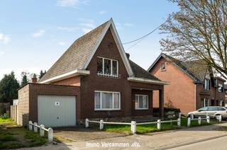 Te renoveren gezinswoning, uiterst gunstig gelegen in een rustige omgeving te Sint-Katelijne-Waver - nabij bruisende stad Mechelen. Deze soliede...