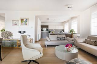 <p>Gelegen in een karaktervol gebouw in het hart van Mechelen, bevindt zich dit stijlvol en luxueus afgewerkte appartement met twee slaapkamers en een aparte bureauruimte. Dankzij de centrale ligging, vlak bij het station, winkels, restaurants en cafés, vormt dit appartement de ideale uitvalsbasis voor wie comfortabel en centraal wil wonen in Mechelen.</p>
<p>Het appartement bevindt zich op de tweede verdieping en onderscheidt zich door zijn hoogwaardige afwerking, ruime indeling en aangename leefruimtes.</p>
<p>De indeling omvat een inkomhal met gastentoilet en vestiairehoek, gevolgd door een ruime en lichtrijke leefruimte met parketvloer, airconditioning via warmtepomp en toegang tot het gezellige terras. De hypergeïnstalleerde keuken sluit rechtstreeks aan op een praktische bergruimte.</p>
<p>Verder beschikt het appartement over twee ruime slaapkamers en een aparte bureauruimte, die eventueel ook als extra slaapruimte kan worden ingericht. De volledig uitgeruste badkamer is voorzien van een ligbad, douche en dubbele lavabo.</p>
<p><strong>Maandelijkse lasten: € 100/maand.</strong></p>
<p>Interesse in dit prachtige appartement? Neem contact met ons op via <strong>015 68 26 08</strong> of <strong>info@imperiavastgoed.be</strong> en plan vandaag nog uw bezoek!</p>