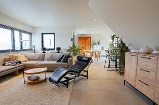 Deze residentie met hedendaagse architectuur geeft u alle comfort en dit op wandelafstand van station en centrum van het bruisende Puurs. Het appartement is compleet afgewerkt en bovendien zeer energiezuinig. Het beschikt over een ruime woonkamer met open keuken voorzien van alle comfort, een ruim zuid-gericht terras, voldoende bergruimte, 2 slaapkamers en een badkamer voorzien van een inloopdouche. Daarnaast is er een kelderberging en parking inbegrepen in de prijs. Het appartement is toegankelijk met een lift.<br />Huurprijs: 1.175 euro + 100 euro gemeenschappelijke kosten<br />Voor meer info bel 052/41.41.94 of info@rosiersderidder.be<br />referentie: 5683