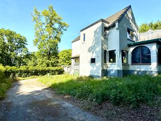 MAISON DE CHARME, dans une rue en cul-de-sac au bord de la FORÊT DU KLUIS! Entièrement ENTOURÉE DE VERDURE !Vendue en état casco (déjà partiellement...