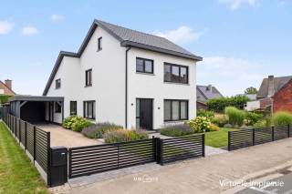 In het rustige, kindvriendelijke Sinaai (Sint-Niklaas) staat deze ruime alleenstaande woning op een perceel van 462 m². Met 229 m² bewoonbare oppervlakte, een grote lichtrijke leefruimte en drie slaapkamers biedt deze woning uit 1968 alle ruimte voor een volwaardige gezinswoning. Ze vraagt een grondige renovatie, maar net dáár zit de kans: royale afmetingen, een gegeerde ligging en een indeling die zich perfect leent om volledig naar eigen smaak in te richten. Een geïsoleerde zolder, PVC- en houten ramen met dubbel glas en een volwaardige extra kamer op het gelijkvloers geven je een sterke basis om op verder te bouwen.<br />Indeling<br />Gelijkvloers:<br />• Inkomhal<br />• Ruime, lichtrijke leefruimte<br />• Keuken<br />• Voorplaats — ideaal als gelijkvloerse slaapkamer of bureau<br />• Wasplaats<br />• Garage met oprit<br />• Kelder<br />• Voortuin<br />Verdieping:<br />• Drie slaapkamers<br />• Badkamer<br />• Geïsoleerde zolder<br />Kerngegevens<br />• Bouwjaar: 1968<br />• Perceeloppervlakte: 462 m²<br />• Bewoonbare oppervlakte: 229 m²<br />• Ramen: PVC en hout, dubbel glas<br />• EPC: label F — renovatieverplichting van toepassing (label D te behalen binnen 5 jaar na aankoop)<br />Wie op zoek is naar ruimte, rust en een woning met karakter én groeimarge, vindt hier een uitgelezen renovatieproject op een van de mooiste plekjes van Sinaai. Renoveer volledig naar eigen hand en maak er jouw droomwoning van.<br />Bel of mail ons voor een afspraak op het nummer: 052/46.38.03 of info@uw-huis.be en wie weet tot binnenkort!<br />