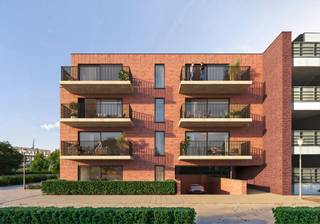 <p><strong>Bent u op zoek naar een ruim appartement in hartje Turnhout, dan wordt "Residentie Rubens" misschien wel uw nieuwe thuis. Deze kleinschalige residentie met 10 appartementen wordt weldra opgericht net binnen de stadsring, aan de rustige Kasteelloop, een zijstraat van de Rubensstraat en pal aan een aangename fiets- en wandelroute tussen het Stadspark, het Sint-Elisabeth ziekenhuis en het bruisende centrum. Rustig wonen dus, in een straat zonder doorgaand verkeer, en toch op een steenworp van uw dagelijkse noden. Evengoed bent u met de wagen binnen de 5 minuten op de E34 Antwerpen - Eindhoven.<br /></strong><br /><strong>Aanbod</strong><br />Residentie Rubens bestaat uit 10 ruime appartementen met oppervlaktes van 93m² tot 138m². Elk appartement biedt daarbij plaats aan 2 volwaardige slaapkamers, een lichte leefruimte met open keuken en heerlijke terrassen met de ideale zonoriëntaties en oppervlaktes tot 17m². De 2 gelijkvloerse appartementen hebben bovendien een eigen, aangelegde tuin.<br /><br /><strong>Appartement 10 bevindt zich op de dakverdieping en is 93m² groot + terras van +/- 12m². Het appartement is voorzien van 2 volwaardige slaapkamers. De woonkamer geniet van veel natuurlijk daglicht dankzij de grote raampartijen en is voorzien van een open leefkeuken. Een schuifraam geeft toegang tot open terras van 12m² met de ideale zuid oriëntatie.<br /><br /></strong>U geniet hier een optimaal wooncomfort dankzij een goed uitgekiend indelingsplan, waardoor de ruimte in ieder appartement optimaal benut wordt. In de basisprijs is een mooi budget inbegrepen voor een stijlvolle inrichting van uw keuken en badkamer en overige afwerking. <br /><br />De lift brengt u tot in de ondergrondse garage, waar plaats is gemaakt voor 10 staanplaatsen, 10 kelderbergingen en een gemeenschappelijke afvalberging. Voor uw bezoekers zijn er vlakbij voldoende openbare parkeerplaatsen in de straat. <br /><br />Uw fietsen stalt u veilig in de afgesloten fietsenstalling op de gelijkvloerse verdieping.</p>
<p><strong>Prijzen</strong><br />De prijzen starten zeer betaalbaar <strong>vanaf 269.000 EUR</strong> exclusief kosten, voor een appartement op de 1e verdieping van 92m² + terras. Wij bezorgen u met veel plezier een gedetailleerde prijsberekening inclusief staanplaats, kelderberging en de gebruikelijke aankoopkosten. <br /><br /><strong>Duurzaamheid<br /></strong>Dit zijn echte BEN (Bijna Energie Neutraal) appartementen dankzij de allernieuwste technieken: Zonnepanelen, lucht/water warmtepomp, regenwaterrecuperatie, ventilatie D,... Hier investeert u in een appartement dat klaar is voor de toekomst.<br /><br /><strong>Wie is de projectontwikkelaar Clique Invest? <br /></strong>Vanuit kleine renovaties groeide Clique Invest doorheen de jaren uit tot een professioneel georganiseerde projectontwikkelaar in volle expansie. Het is een dynamisch en ambitieus bedrijf dat al talrijke projecten gerealiseerd heeft in Vlaanderen, en is de geknipte partner bij het kopen van uw appartement. De klantenbegeleiding gebeurt in house zodat u van het prille begin tot en met de oplevering begeleid wordt bij het maken van de nodige keuzes in de afwerking.</p>
<p><strong>Nieuwsgierig geworden naar residentie Rubens? <br /></strong>Aarzel niet om ons te contacteren voor meer uitgebreide informatie, het lastenboek of een gedetailleerde prijsberekening op maat. <br />U bent uiteraard welkom bij ons op kantoor (Grote Markt 22) om het project vrijblijvend door te spreken.</p>