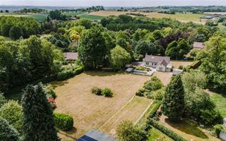 SAINT-SAUVEUR - Bent u op zoek naar een te renoveren landelijk gelegen woning met uitgestrekte tuin?Dan is dit pand misschien iets voor u. De...