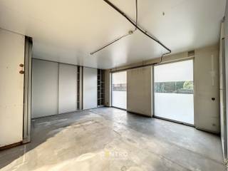 Goed gelegen opslagplaats met bureelruimte (ca. 175 m²) op bedrijfssite te Rumbeke. <br /><br /><u><strong>INDELING:</strong></u><br />Inkomhal/ontvangstruimte met 2 aparte bureelruimtes en sanitaire unit  (± 55 m²).<br />Magazijn/opslagruimtes (± 120 m²) bestaande uit ruimte 1 met sectionaalpoort (H: 2,90m ; B: 4,40m ; D: 9,75m), en doorgang naar werkruimte 2 (H: 3,85m ; B: 5,00m ; D: 14,65m).<br /><br /><u><strong>AFWERKING:</strong></u><br />Solide gemetste constructie, steeldeck, tegel/chape in de magazijnruimtes, laminaat in de ontvangst -en kantoorruimtes, stopcontacten en verlichting. Ingemaakte kasten in de grootste kantoorruimte. Op te frissen.<br /><br /><u><strong>BESTEMMINGSMOGELIJKHEDEN:</strong></u><br />Volgens gewestplan "Roeselare-Tielt" gelegen in woonuitbreidingsgebied -opslag, werkplaats.<br /><br /><u><strong>NUTSVOORZIENINGEN:</strong></u><br />Elektriciteit (met tussenteller 380V+N - 220V) + water.<br /><br /><u><strong>LIGGING:</strong></u><br />Deze magazijnunit, die deel uitmaakt van een groter complex, is gelegen op een bedrijfssite te Rumbeke.<br />Deze units zijn gelegen op ongeveer 2,5km van het op- en afrittencomplex van de E403/A17 Roeselare-Haven/Mandeldal.<br /><br /><u>* Bijzonderheden</u><br />- Onroerende voorheffing ten laste van de huurder (€65/m) en voorschot nutsen (tussentellers).<br />- Geen (auto)werkplaats noch bandenopslag mogelijk.<br />- Verhuurprijzen excl. BTW (aftrekbaar voor zelfstandigen).<br />- Onze referentie op <strong>www.centro.be:</strong> <strong>P0380-2</strong> of contacteer ons via <strong>050/70 01 02</strong><br /><br />Wenst u een bezoek ter plaatse? Aarzel dan zeker niet om ons te contacteren: 050/70 01 02 of stephan@centro.be .