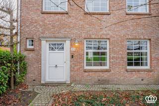 Instapklare woning in klassieke bouwstijl op toplocatie, met fraai landelijk uitzicht, vlak bij de Nederlandse grens en alle voorzieningen in...