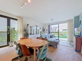 <p><span>In de recente woonwijk Hof van Gent bevindt zich deze instapklare BEN-woning, opgeleverd in 2023. Dankzij de hoogwaardige afwerking en de zorgvuldig gekozen materialen geniet u hier van een woning waar comfort, kwaliteit en duurzaamheid perfect samengaan. Het BEN-label garandeert bovendien een bijzonder laag energieverbruik en een beperkte energiefactuur.</span></p><p><span>Hof van Gent biedt het beste van twee werelden: rustig wonen in een groene omgeving én alle voordelen van de stad binnen handbereik. De Leebeek vormt een natuurlijke grens rond de wijk en creëert een aangenaam en groen woonkader. Tegelijk geniet u van een uitstekende bereikbaarheid via de E40, E17, R4 en N60. Bus- en tramhaltes bevinden zich op wandelafstand en het station Gent-Sint-Pieters ligt op slechts 2,5 km. Ook scholen, supermarkten, het UZ Gent en tal van andere voorzieningen bevinden zich in de onmiddellijke omgeving.</span></p><p><span>Bij het betreden van de woning komt u terecht in een ruime inkomhal met apart gastentoilet. De lichtrijke leefruimte vormt samen met de volledig geïnstalleerde open keuken het hart van de woning. Dankzij de grote raampartijen loopt het binnen- en buitenleven naadloos in elkaar over en geniet u van een aangenaam zicht op de gezellige tuin met terras. Op het gelijkvloers bevinden zich bovendien twee praktische bergingen.</span></p><p><span>De eerste verdieping omvat drie slaapkamers, een badkamer met ligbad en dubbele wastafel, een apart toilet en een handige wasberging met aansluitingen voor wasmachine en droogkast. De ingebouwde boekenkast blijft aanwezig en vormt een stijlvolle en functionele meerwaarde. Op de tweede verdieping bevindt zich een ruime vierde slaapkamer met een tweede badkamer, uitgerust met een douche en wastafel.</span></p><p><span>Ook op technisch vlak is deze woning bijzonder goed uitgerust. Zo zorgen de acht zonnepanelen, de regenwaterput van 5.000 liter (aangesloten op het gelijkvloerse toilet, de wasmachine en het buitenkraantje) en de septische put van 2.000 liter voor een efficiënte woonervaring. Daarnaast zijn alle vijf de zuidgerichte ramen voorzien van zonnescreens, terwijl vliegenramen aanwezig zijn aan elk raam. Verder werd overal plafondverlichting geïnstalleerd en zijn alle ruimtes reeds uitgerust met gordijnrails. Ten slotte is er een gemeenschappelijke fietsenberging waar u 2 fietsen kan plaatsen.</span></p><p><span>Een extra troef is de gezellige buurtsfeer. Hof van Gent staat bekend als een kindvriendelijke woonomgeving waar kinderen veilig kunnen spelen en buren elkaar kennen. Het warme buurtgevoel en de aangename sociale contacten maken van deze wijk een ideale plek voor gezinnen.</span></p><p><span>Kortom, deze recente en uitstekend onderhouden BEN-woning combineert ruimte, energiezuinigheid, wooncomfort en een topligging in een groene en kindvriendelijke omgeving dichtbij het centrum van Gent.</span></p><p><span> </span></p><p><span>De woning is beschikbaar vanaf 01/12/2026. Domicilie verplicht. Huurovereenkomst van 1 jaar met mogelijkheid tot verlenging. Geen gemeenschappelijke kosten. </span></p><p><span> </span></p>