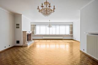 Interesse in dit groot gelijkvloers appartement met tuin en garage? Bekijk de virtuele toer en maak via Livitas.be ONLINE je afspraak.Een prachtig...