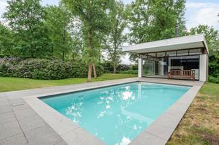 Luxueuze moderne villa op een prachtig perceel van ca. 2.856 m², gelegen in een doodlopende straat met achterliggende weilanden!De gelijkvloerse...