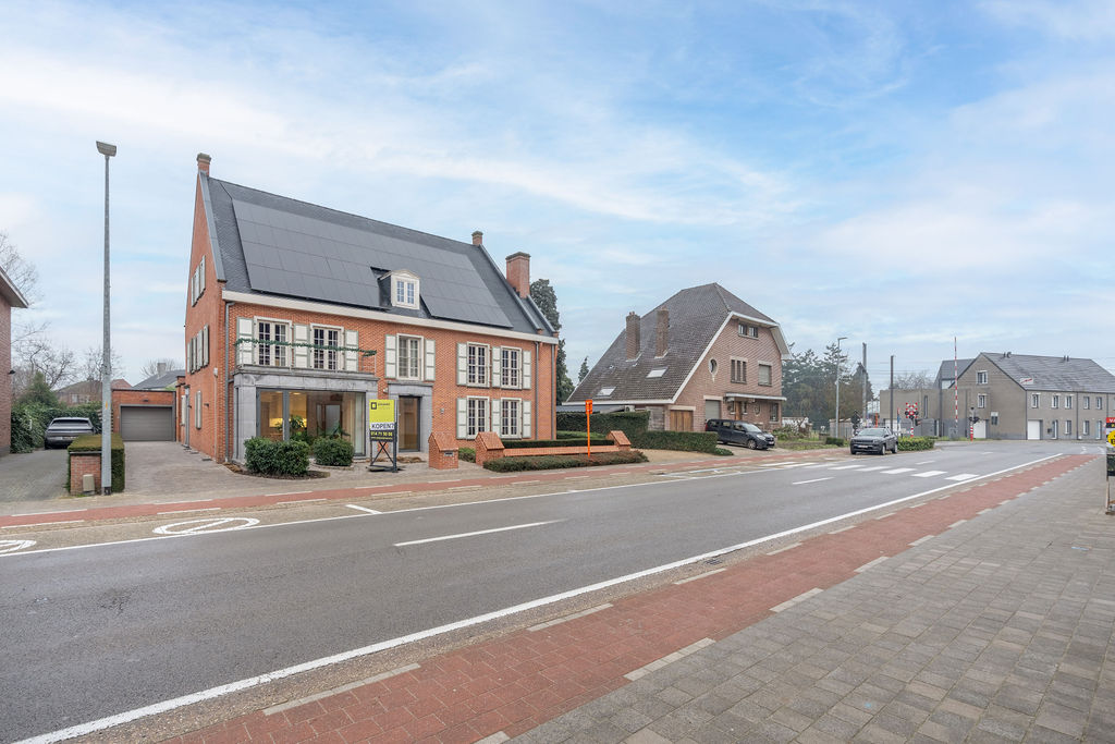 Apothekersvilla met handelsruimte, 5 slaapkamers en 2 badkamers.  - foto 2