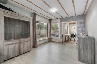 [[ DIT PAND NEEMT DEEL AAN DE ERA OPEN HUIZEN DAG OP 19/9 VAN 16:00 TOT 17:00 ]]
<p><strong>Ligging &amp;amp; indeling</strong><br />Deze topper, gelegen aan de Assenedesteenweg 287 in Zelzate, biedt een mooie combinatie van comfort en mogelijkheden. U wordt verwelkomd in een ruime inkomhal die toegang biedt tot de woonkamer, waar heel wat mogelijkheden zijn om de woning naar eigen smaak en behoeften in te richten.</p>

<p>Centraal in de woning bevindt zich de keuken, uitgerust met de nodige toestellen. Onder de trap is een praktische berging voorzien, ideaal voor extra opbergruimte. Achteraan bevindt zich een ruime wasplaats met aansluitingen voor wasmachine en droogkast. Daarnaast is er een apart toilet aanwezig. De badkamer bevindt zich aan de zijkant van de woning en is uitgerust met een wastafel, bad en douche.</p>

<p>Op de eerste verdieping bevinden zich de nachthal en drie ruime slaapkamers. Daarnaast beschikt de woning over een ruime zolder (met vaste trap), die heel wat extra opbergmogelijkheden biedt en eventueel verder kan worden benut naar eigen wens.</p>

<p>Achteraan de woning komt u terecht in de absolute troef van deze eigendom: een zonnige en kindvriendelijke tuin met terras. Dankzij de zonnige buitenruimte en privacy geniet u hier volop van rust en ontspanning.<br /><br /><strong>Troeven</strong></p>

<ul><li><strong>Ruime woning met tal van mogelijkheden</strong></li><li><strong>Voldoende parkeergelegenheid (en CARPORT)</strong></li><li><strong>3 Slaapkamers</strong></li><li><strong>Ruime bergzolder</strong></li><li><strong>Praktische wasplaats en berging</strong></li><li><strong>Aparte berging in de tuin</strong></li><li><strong>Zonnige en kindvriendelijke tuin</strong></li><li><strong>Terras met veel privacy</strong></li><li><strong>Interessant als starters-, gezinswoning of investering</strong></li></ul>

<p><strong>UW DROOMWONING? ZO GEVONDEN!</strong></p>