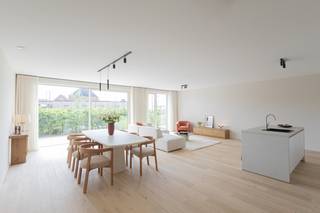 Welkom in residentie Rembrandt, waar je elke dag geniet van het leven. Dit instapklare appartement werd dan ook tot in de puntjes afgewerkt en is volledig instapklaar. Een zorgeloze verhuis verzekerd en dat meteen bij akte!<br /><br />Dit appartement telt 2 slaapkamers, een ruime badkamer, een perfect uitgeruste keuken met eiland en riant zuidgericht terras van 18m²  met zicht op de prachtige binnentuin.<br />Dit appartement is beschikbaar aan 6% btw, zowel als investering als eigen bewoning. Dit betekent een voordeel van minstens €40.700 op jouw aankoop!<br /><br />Klinkt dit helemaal als jouw ding? Het appartement kan vrij bezocht worden. Een afspraak inplannen kan eenvoudig via <u>verkoop@steenoven.be</u> of 051 26 84 00