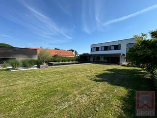 Op een prachtig perceel van 1.866 m² vinden we deze unieke moderne villa met een bewoonbare oppervlakte van maar liefst 335 m², gebouwd met oog voor stijl, ruimte en kwaliteit.<br />De woning is gelegen aan Gooreind 42A in Geel, in een rustige straat met vlotte verbinding naar het centrum, winkels, scholen en invalswegen.<br /><br />✅ Indeling:<br />Gelijkvloers:<br />Ruime inkomhal met gastentoilet<br />Grote leefruimte met open keuken, eetruimte en zithoek<br />Ruime wasplaats/berging/vestiare<br />Slaapkamer 1 (studio) met aansluitende badkamer (ideaal als gelijkvloerse master)<br />Garage met automatische poort<br /><br />Verdieping:<br />3 ruime slaapkamers<br />Tweede badkamer met douche<br />Nachthal met apart toilet<br />Bureau/extra ruimte met zicht op leefruimte<br />2de wasplaats/Berging<br /><br />🌿 Buitenruimte:<br />Zuidwestgerichte tuin<br />Zwembad in natuursteen met strakke terrassen<br />Mooie en onderhoudsvriendelijke aanplanting met oog op privacy.<br />Ruime oprit.<br /><br />⚙️ Extra troeven:<br />Recent gebouwd ism met gekende architect en aannemers uit de regio.<br />Hyper geïnstalleerde keuken.<br />Zéér energiezuinig, negatief EPC, label A+! E -15, -29kWh/m²j<br />10.000+ wp aan zonnepanelen met thuisbatterij.<br />Diepteboring (±120m) met filtratiesysteem voor drinkwater.<br />Lucht/water warmtepomp met vloerverwarming<br />Zwembad met verwarming via warmtepomp.<br />Bijgebouw in tuin dat nog naar wens verder ingericht kan worden.<br /><br />P en G score: D<br />WG-GMO-GVKR-VV<br /><br /> 