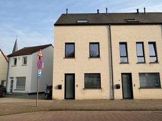 Deze prachtige nieuwbouwwoning is gelegen in een rustige, groene omgeving, en dit op wandelafstand van het centrum van Ekeren. De woning biedt een ideale combinatie van ruimte, comfort en ligging. Met maar liefst vijf slaapkamers, twee badkamers en een privatieve tuin is dit de perfecte gezinswoning.<br /><br />Indeling:<br /><br /><u><strong>Gelijkvloers:</strong></u><br /><br />Via de inkomhal met vestiaire betreedt u de lichtrijke, open leefruimte +/- 27 m² met directe toegang tot het terras en de privatieve tuin. De open keuken +/- 12 m² is volledig uitgerust met een koelkast, combi-oven, elektrisch kookvuur, dampkap en vaatwasser. Verder beschikt het gelijkvloers over een apart gastentoilet en een praktische berging.<br /><br /><u><strong>Eerste verdieping:</strong></u><br /><br />De nachthal geeft toegang tot twee slaapkamers, één slaapkamer van +/- 15 m² en één slaapkamer van +/- 12 m²  en een ruime master bedroom van +/- 18 m² . Deze kamers delen een badkamer uitgerust met lavabo, handdoekdroger, bad en douche. Daarnaast is er een apart toilet op deze verdieping.<br /><br /><u><strong>Tweede verdieping:</strong></u><br /><br />Hier bevinden zich slaapkamer 4 van +/- 15 m² en 5 van +/- 15 m², die samen een tweede badkamer delen. Deze is voorzien van een lavabo, handdoekdroger, douche en toilet.<br /><br />Extra troeven:<br /><br />Privatieve tuin + toegang tot een grote, afgesloten gemeenschappelijke tuin<br />Autostaanplaats achter de woning<br />Fietsenberging voorzien<br />Woning is voorzien van zonnepanelen<br /><br />ONMIDDELIJK BESCHIKBAAR!<br /><br /> 