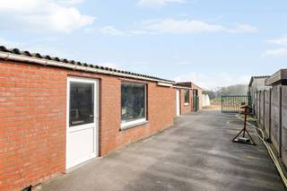 TE KOOP OP <span>LIJFRENTE</span><br /><br />Deze halfopen woning (EPC D) met ruim bijgebouw en 4.133m2 landbouwgrond.<br /><br />De woning heeft volgende indeling:<br />- Gelijkvloerse verdieping: inkomhal, leefruimte met eetkamer, geïnstalleerde keuken, badkamer, veranda met zicht op tuin, ruime garage + opbergruimte (bijgebouw van 106m2), landbouwgrond van 4.133m2 met 2 grote serres.<br />- Eerste verdieping: 2 slaapkamers<br />- Zolderverdieping: 3e slaapkamer mogelijk - zolder is geïsoleerd.<br /><br />De woning beschikt eveneens over een ruime oprit met plaats voor 3 wagens, 2 airco's die zowel kunnen warmen als koelen en 3O zonnepanelen.