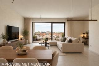 <p><strong>Residentie Tamboer – uw eigen ritme, midden in Turnhout</strong></p>
<p>De ochtend beginnen met een koffie op uw terras, terwijl de stad langzaam ontwaakt. Thuiskomen in een licht appartement, waar alles klaarstaat voor uw volgende hoofdstuk. In Residentie Tamboer hoeft u dat niet bij plannen te laten: dit appartement is volledig afgewerkt en klaar voor bewoning. U kunt meteen verhuizen.</p>
<p>Met 90 m² bewoonbare oppervlakte en een terras van 20 m² vindt u hier een aangename balans tussen ruimte, comfort en buitenleven. Het weidse zicht over de omgeving geeft uw dagelijkse koffiemoment nét dat beetje extra.</p>
<p>In de inkomhal is plaats voor een vestiaire. Via een glazen deur komt u in de open leefruimte, waar de zithoek, eetruimte en volledig uitgeruste keuken samen het hart van uw woning vormen. Hier kookt u terwijl uw gasten nog aan tafel zitten, of geniet u van een rustige avond in de zetel. Ook voor een aangename bureauhoek is ruimte voorzien. Het grote schuifraam verbindt de leefruimte met het terras en laat het daglicht royaal binnen.</p>
<p>De twee slaapkamers liggen aan de achterzijde en kijken uit over de toekomstige binnentuin. De badkamer biedt een ruime inloopdouche en dubbele wastafel. Het aparte toilet bevindt zich op de nachthal.</p>
<p><strong>Comfortabel wonen, zuinig leven</strong></p>
<p>De appartementen in Residentie Tamboer zijn BEN: bijna-energieneutraal, met een E-peil van maximaal E30. Een eigen warmtepomp en vloerverwarming zorgen voor aangenaam wooncomfort en een zeer energiezuinige woning. Zo kiest u voor comfort vandaag én een beperkt energieverbruik op lange termijn.</p>
<p><strong>Groot in mogelijkheden, aangenaam in schaal</strong></p>
<p>Eigentijdse architectuur, warme materialen en groene gevels geven Residentie Tamboer een herkenbaar karakter. Het project is opgedeeld in compartimenten, elk met een eigen trap en lift. Zo geniet u van de mogelijkheden van een grotere residentie, terwijl u de gemeenschappelijke delen met slechts een beperkt aantal andere appartementen deelt.</p>
<p>Uw fiets vindt een plaats in de ruime fietsenstalling op het gelijkvloers. Uw wagen parkeert u in de afgesloten parkeerkelder.</p>
<p>De vraagprijs van dit appartement bedraagt € 305.400 exclusief kosten. Parkeerplaatsen zijn verkrijgbaar vanaf € 20.900 en bergingen vanaf € 4.500. Inclusief btw, registratierechten, notariskosten, het aansluiten van de nutsvoorzieningen, één parkeerplaats en één berging bedraagt de totale aankoopprijs circa € 406.000.</p>
<p>Achter Residentie Tamboer staat DC Belgium, een ervaren Belgische projectontwikkelaar met aandacht voor woonkwaliteit en groen.</p>
<p><strong>Kom kijken, voel de ruimte en ontdek hoe snel dit uw nieuwe thuis kan zijn.</strong></p>