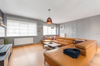 <p>Deze verzorgde gesloten bebouwing is residentieel gelegen nabij het centrum van Sint-Niklaas, openbaar vervoer, invalswegen en scholen. De woning combineert een praktische indeling met veel leefcomfort en beschikt over een zonnige zuidgerichte (apart afgesloten met aparte toegang) tuin van 45 m², een terras (op de eerste verdieping) en een garage met daarvoor staanplaats voor evt een tweede wagen.<br />De polyvalente ruimte op het gelijkvloers met aparte ingang biedt extra mogelijkheden als vierde slaapkamer (vb. praktijkruimte..)<br />Dankzij het EPC-label B geniet u bovendien van een energiezuinige woning. Een ideale woning voor gezinnen of wie wonen en werken wil combineren.</p>
<p> </p>
<p>Belangrijkste ruimtes:<br />• Ruime woonkamer met aangename lichtinval<br />• Functionele open keuken met kwaliteitsvolle geïnstalleerde indeling (vaatwasser, spoelbak, over, koelkast..)<br />• Polyvalente ruimte met aparte ingang, ideaal als slaapkamer, bureau of praktijkruimte<br />• 3 - 4 slaapkamers met diverse indelingsmogelijkheden<br />• Badkamer met douche, ligbad en dubbele wastafel<br />• Berging met aansluiting voor wasmachine en droogkast<br />* 3 toiletten (op elke verdieping)<br />• Zuidgerichte tuin (45 m²) met terras<br />• Garage met praktische toegang en staanplaats</p>
<p>Troeven:<br />• Polyvalente ruimte met aparte ingang, perfect voor praktijk of extra slaapkamer<br />* Zonnepanelen met thuisbatterij<br />* Airconditioning in de woonkamer en in 2 slaapkamers</p>
<p>Neem vandaag nog contact op met je ERA-makelaar voor een bezoek JOUW DROOMHUIS. ZO GEVONDEN!</p>