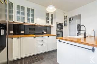 <p><span><strong>MODERNE EN INSTAPKLARE GEZINSWONING - LO-RENINGE</strong></span></p><p><span>Recente, energiezuinige woning met <strong>EPC A</strong>, gelegen op wandelafstand van het centrum, de markt, bakker, slager en dagelijkse voorzieningen.</span></p><p><span><strong>BELANGRIJKSTE TROEVEN:</strong></span></p><p><span>• <strong>EPC A</strong> – energiezuinig en volledig in orde - vloerverwarming</span><br /><span>• <strong>4 aparte kamers</strong>: 2 ruime slaapkamers + 2 ruime kamers op de zolderverdieping</span><br /><span>• <strong>Grote zuidwestgerichte tuin</strong> met veel privacy</span><br /><span>• Groot terras in <strong>blauwe hardsteen</strong></span><br /><span>• Windscherm en parasol, regenput 30.000 liter</span><br /><span>• <strong>Tuinhuis</strong> voor extra opslag</span><br /><span>• Grote, aparte <strong>carport aan de straatkant</strong>, achter het hekken – bijzonder praktisch voor boodschappen en fietsen</span><br /><span>• Prachtige, ruime keuken met <strong>groot kookeiland</strong></span><br /><span>• Alle <strong>inbouwtoestellen</strong> aanwezig</span><br /><span>• Aparte, aangebouwde <strong>bureauhoek</strong></span><br /><span>• Ruimte voor een grote eettafel</span><br /><span>• Grote berging met plaats voor <strong>wasmachine en droogkast</strong></span><br /><span>• Badkamer met <strong>wastafel, ligbad en inloopdouche</strong></span><br /><span>• <strong>2 toiletten</strong> – boven en beneden</span><br /><span>• Ruime trappenhal over 2 verdiepingen</span><br /><span>• <strong>Veel bergruimte</strong></span><br /><span>• Volledig <strong>instapklaar</strong>, geen grote werken nodig</span></p><p><span><strong>LIGGING</strong></span></p><p><span>• Op wandelafstand van centrum en markt</span><br /><span>• Bakker, slager en winkels vlakbij</span><br /><span>• Vlotte verbinding richting <strong>Veurne, Diksmuide en Ieper</strong></span><br /><span>• Rustig wonen, maar toch alles dichtbij</span></p><p><span><strong>KORTOM</strong></span></p><p><span>Een <strong>recente, energiezuinige en volledig instapklare gezinswoning</strong> met 4 kamers, grote zonnige tuin, ruime carport en bijzonder veel comfort.</span></p><p>Meer info of een bezoek? <br />karel@roetsvastgoed.be<br />0470342025</p>